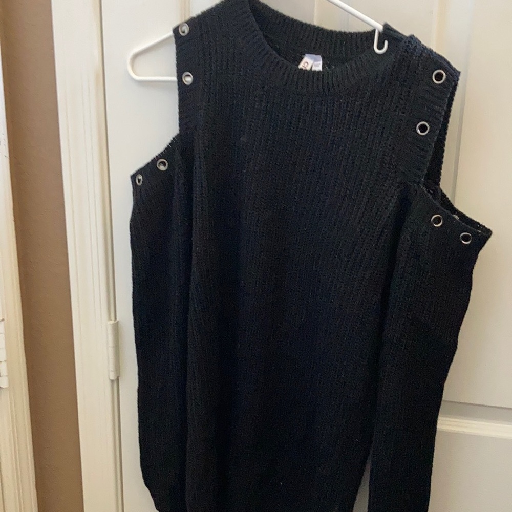 FINAL MARKDOWN Ci sono cold shoulder sweater medium